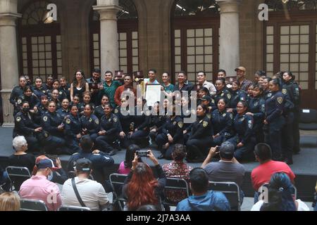 6 maggio 2022, Città del Messico, Città del Messico, Messico: Cantante e fondatore del Grupo Firme, Eduin Cazares riceve un riconoscimento dal sindaco Claudia Sheinbaum durante un incontro al Palazzo del Municipio. Il 6 maggio 2022 a Città del Messico, Messico. (Credit Image: © Ismael Rosas/eyepix via ZUMA Press Wire) Foto Stock