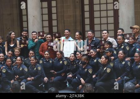 6 maggio 2022, Città del Messico, Città del Messico, Messico: Cantante e fondatore del Grupo Firme, Eduin Cazares riceve un riconoscimento dal sindaco Claudia Sheinbaum durante un incontro al Palazzo del Municipio. Il 6 maggio 2022 a Città del Messico, Messico. (Credit Image: © Ismael Rosas/eyepix via ZUMA Press Wire) Foto Stock