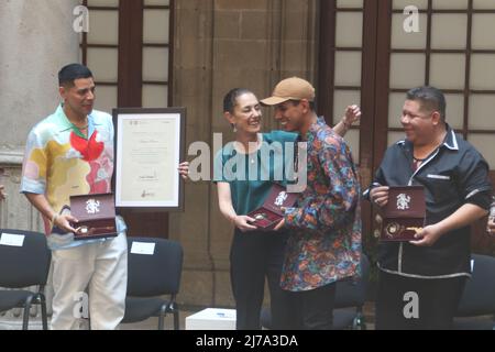 6 maggio 2022, Città del Messico, Città del Messico, Messico: Cantante e fondatore del Grupo Firme, Eduin Cazares riceve un riconoscimento dal sindaco Claudia Sheinbaum durante un incontro al Palazzo del Municipio. Il 6 maggio 2022 a Città del Messico, Messico. (Credit Image: © Ismael Rosas/eyepix via ZUMA Press Wire) Foto Stock