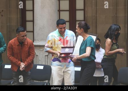 6 maggio 2022, Città del Messico, Città del Messico, Messico: Cantante e fondatore del Grupo Firme, Eduin Cazares riceve un riconoscimento dal sindaco Claudia Sheinbaum durante un incontro al Palazzo del Municipio. Il 6 maggio 2022 a Città del Messico, Messico. (Credit Image: © Ismael Rosas/eyepix via ZUMA Press Wire) Foto Stock