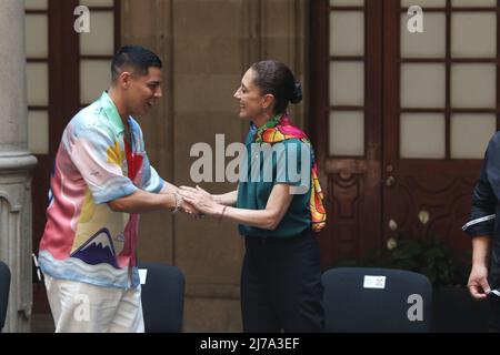 6 maggio 2022, Città del Messico, Città del Messico, Messico: Cantante e fondatore del Grupo Firme, Eduin Cazares riceve un riconoscimento dal sindaco Claudia Sheinbaum durante un incontro al Palazzo del Municipio. Il 6 maggio 2022 a Città del Messico, Messico. (Credit Image: © Ismael Rosas/eyepix via ZUMA Press Wire) Foto Stock