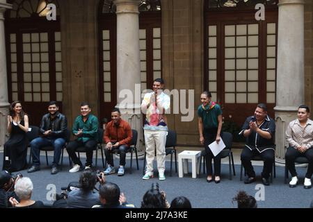 6 maggio 2022, Città del Messico, Città del Messico, Messico: Cantante e fondatore del Grupo Firme, Eduin Cazares riceve un riconoscimento dal sindaco Claudia Sheinbaum durante un incontro al Palazzo del Municipio. Il 6 maggio 2022 a Città del Messico, Messico. (Credit Image: © Ismael Rosas/eyepix via ZUMA Press Wire) Foto Stock