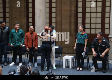 6 maggio 2022, Città del Messico, Città del Messico, Messico: Cantante e fondatore del Grupo Firme, Eduin Cazares riceve un riconoscimento dal sindaco Claudia Sheinbaum durante un incontro al Palazzo del Municipio. Il 6 maggio 2022 a Città del Messico, Messico. (Credit Image: © Ismael Rosas/eyepix via ZUMA Press Wire) Foto Stock