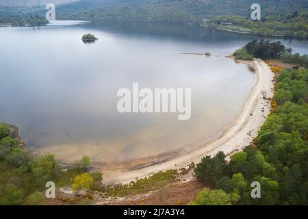 Vista aerea di Loch Lomond che mostra l'isola di Inchmoan Foto Stock