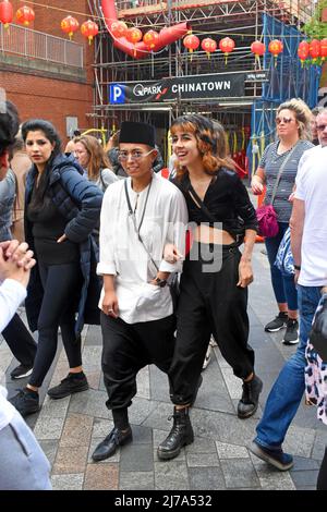 Londra, Regno Unito, 7 maggio 2022 China Town occupato. West End occupato nel fine settimana di sole. Credit: JOHNNY ARMSTEAD/Alamy Live News Foto Stock