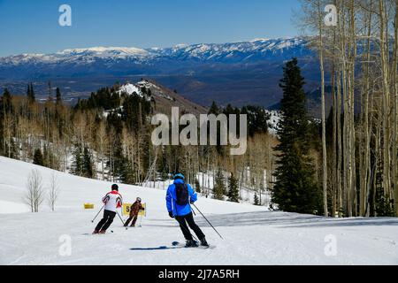 Potrai sciare in discesa presso la zona sciistica di Park City Canyons, Utah. Condizioni meteorologiche in tarda primavera. Incredibile giorno di sole e bella natura intorno. Foto Stock