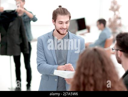 Il successo del team di progettisti che lavorano in ufficio. Foto Stock