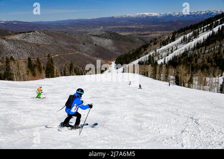 Potrai sciare in discesa presso la zona sciistica di Park City Canyons, Utah. Condizioni meteorologiche in tarda primavera. Incredibile giorno di sole e bella natura intorno. Foto Stock