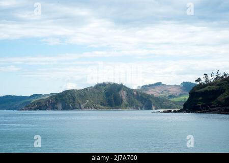 Bella stagcape da Tazones. Baia di Rodiles e montagne intorno. Asturias, Spagna Foto Stock