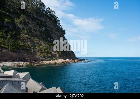 Mare con acqua calma dal molo di Tazones. Giorno di sole. Asturie. Spagna Foto Stock