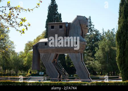 Enorme cavallo di Troia in legno al museo all'aperto di Canakkale, Turchia. Cavallo Troyan edificio simbolico della città antica di Troia (Truva) Foto Stock