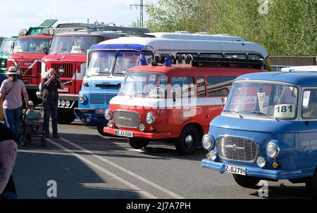 07 maggio 2022, Sassonia, Werdau: Vecchi camion del tipo L60, W50, Robur e Barkas sono presso l'IFA-Oldtimertreffen. Dopo una pausa di due anni, si è tenuto di nuovo il più grande evento di questo tipo in tutta la Germania. Un'ampia varietà di veicoli della GDR e dell'Eastern Bloc sono esposti in occasione della mostra di tre giorni. Foto: Sebastian Willnow/dpa Foto Stock