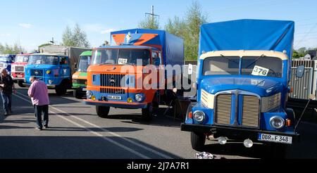 07 maggio 2022, Sassonia, Werdau: Vecchi camion del tipo L60, W50, e S6 stand presso l'IFA-Oldtimertreffen. Dopo una pausa di due anni, si è tenuto di nuovo il più grande evento di questo tipo in tutta la Germania. Un'ampia varietà di veicoli della GDR e dell'Eastern Bloc sono esposti in occasione della mostra di tre giorni. Foto: Sebastian Willnow/dpa Foto Stock