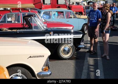 07 maggio 2022, Sassonia, Werdau: Automobili russe del tipo Moskwich stand al meeting IFA auto classiche. Dopo una pausa di due anni, si è tenuto di nuovo il più grande evento di questo tipo in tutta la Germania. Un'ampia varietà di veicoli della GDR e dell'Eastern Bloc sono esposti in occasione della mostra di tre giorni. Foto: Sebastian Willnow/dpa Foto Stock