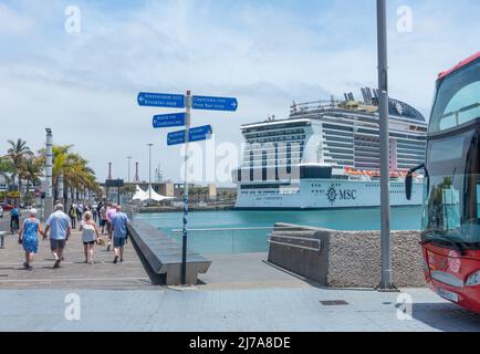 Las Palmas, Gran Canaria, Isole Canarie, Spagna. 7th maggio 2022. La nave da crociera MSC Virtuosa attracca a Las Palmas con una crociera di andata e ritorno da Southampton. L'enorme nave da crociera vanta opere d'arte di Andy Warhol e Roy Lichtenstein, un barista robot umanoide in uno dei molti bar... Credit: Alan Dawson/ Alamy Live News. Foto Stock