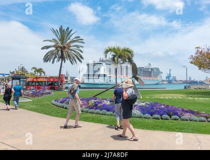 Las Palmas, Gran Canaria, Isole Canarie, Spagna. 7th maggio 2022. La nave da crociera MSC Virtuosa attracca a Las Palmas con una crociera di andata e ritorno da Southampton. L'enorme nave da crociera vanta opere d'arte di Andy Warhol e Roy Lichtenstein, un barista robot umanoide in uno dei molti bar... Credit: Alan Dawson/ Alamy Live News. Foto Stock