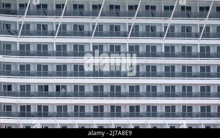 Las Palmas, Gran Canaria, Isole Canarie, Spagna. 7th maggio 2022. La nave da crociera MSC Virtuosa attracca a Las Palmas con una crociera di andata e ritorno da Southampton. L'enorme nave da crociera vanta opere d'arte di Andy Warhol e Roy Lichtenstein, un barista robot umanoide in uno dei molti bar... Credit: Alan Dawson/ Alamy Live News. Foto Stock