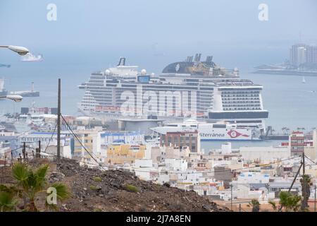 Las Palmas, Gran Canaria, Isole Canarie, Spagna. 7th maggio 2022. La nave da crociera MSC Virtuosa attracca a Las Palmas con una crociera di andata e ritorno da Southampton. L'enorme nave da crociera vanta opere d'arte di Andy Warhol e Roy Lichtenstein, un barista robot umanoide in uno dei molti bar... Credit: Alan Dawson/ Alamy Live News. Foto Stock