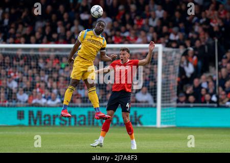 Yakou Meite #11 di Reading battaglia per la palla con Kal Naismith #4 di Luton Town Foto Stock