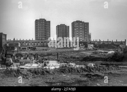 1975 immagine di archivio in bianco e nero dell'area di riqualificazione della Banca Primrose a Blackburn, Lancashire. I blocchi torre dietro l'alloggiamento terrazzato sono stati costruiti alla fine del 1960s e da allora sono stati parzialmente demoliti e parzialmente rinnovati. Foto Stock