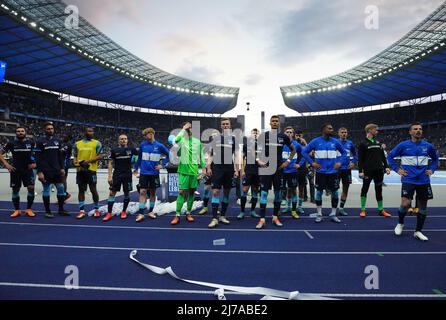 07 maggio 2022, Berlino: Calcio: Bundesliga, Hertha BSC - FSV Mainz 05, Matchday 33, Olympiastadion. I giocatori di Hertha si levano di fronte ai tifosi dell'Ostkurve dopo il fischio finale. Hertha perde il gioco con 1:2. Foto: Soeren Stache/dpa - NOTA IMPORTANTE: In conformità con i requisiti della DFL Deutsche Fußball Liga e della DFB Deutscher Fußball-Bund, è vietato utilizzare o utilizzare fotografie scattate nello stadio e/o della partita sotto forma di immagini di sequenza e/o serie di foto video-simili. Foto Stock