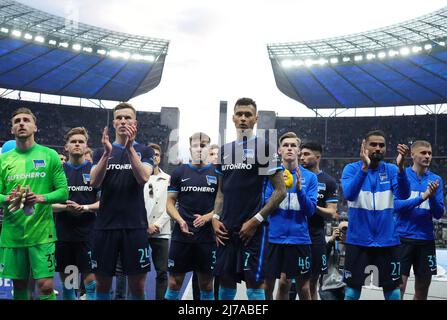 07 maggio 2022, Berlino: Calcio: Bundesliga, Hertha BSC - FSV Mainz 05, Matchday 33, Olympiastadion. I giocatori di Hertha si levano di fronte ai tifosi dell'Ostkurve dopo il fischio finale. Hertha perde il gioco con 1:2. Foto: Soeren Stache/dpa - NOTA IMPORTANTE: In conformità con i requisiti della DFL Deutsche Fußball Liga e della DFB Deutscher Fußball-Bund, è vietato utilizzare o utilizzare fotografie scattate nello stadio e/o della partita sotto forma di immagini di sequenza e/o serie di foto video-simili. Foto Stock