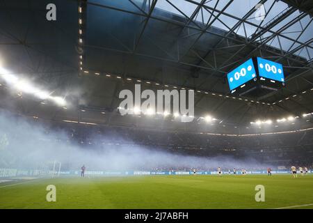 Primo: 07.05.2022, Fuvuball, 2.Bundesliga, stagione 2021/2022, FC Schalke 04 - FC St. Pauli Hamburg Pyro, fuochi d'artificio, ventilatori, curva del ventilatore, fuoco di Bengala, Pirotecnica, Bengalo, Bengalos, Foto Stock