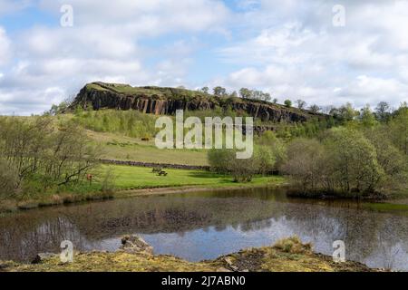 Walltown Crags, vicino al Vallo di Adriano, Northumberland, Regno Unito. 7th maggio 2022. Soleggiato con le nuvole nel Parco Nazionale del Northumberland. Credit: Hazel Plater/Alamy Live News Foto Stock