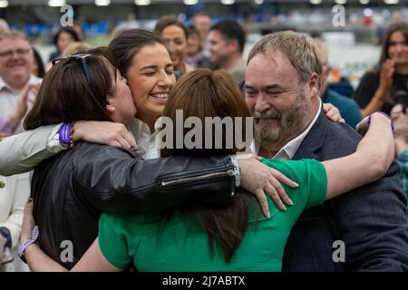 (Sinistra-destra) Michelle Gildernew di Sinn Fein, Aine Murphy, Jemma Dolan e Colin Gildernew condividono un abbraccio di gruppo alla Meadowland Arena, Magherafelt, mentre il conteggio continua nelle elezioni dell'Assemblea dell'Irlanda del Nord. Foto Stock