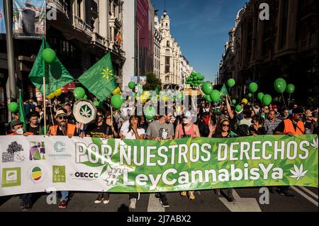 Madrid, Spagna. 07th maggio 2022. Manifestanti durante la marcia globale Marijuana. Migliaia di persone stanno marciando attraverso il centro della città per chiedere una legge che legalizza la cannabis. Il Global Marijuana March si svolge ogni anno il primo sabato di maggio in molte città del mondo. Credit: Marcos del Maio/Alamy Live News Foto Stock