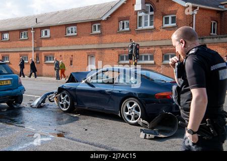 Ascot, Berkshire, Regno Unito. 7th maggio 2022. Una mini e una Porsche sono state coinvolte in una collisione al di fuori dell'ippodromo di Ascot questa sera dopo che le corse erano terminate. La polizia della valle del Tamigi era in presenza e una persona stava somministrando il trattamento medico dai paramedici alla scena. La parte superiore di Ascot High Street è stata successivamente chiusa al traffico. Credit: Maureen McLean/Alamy Live News Foto Stock