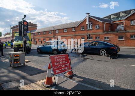 Ascot, Berkshire, Regno Unito. 7th maggio 2022. Una mini e una Porsche sono state coinvolte in una collisione al di fuori dell'ippodromo di Ascot questa sera dopo che le corse erano terminate. La polizia della valle del Tamigi era in presenza e una persona stava somministrando il trattamento medico dai paramedici alla scena. La parte superiore di Ascot High Street è stata successivamente chiusa al traffico. Credit: Maureen McLean/Alamy Live News Foto Stock