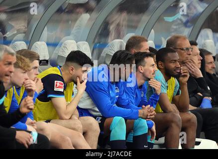 07 maggio 2022, Berlino: Calcio: Bundesliga, Hertha BSC - FSV Mainz 05, Matchday 33, Olympiastadion. Il team di Hertha segue il gioco dalla panchina dei sostituti. Hertha perde la partita con 1:2. Foto: Soeren Stache/dpa - NOTA IMPORTANTE: In conformità con i requisiti della DFL Deutsche Fußball Liga e della DFB Deutscher Fußball-Bund, è vietato utilizzare o utilizzare fotografie scattate nello stadio e/o della partita sotto forma di immagini di sequenza e/o serie di foto video-simili. Foto Stock