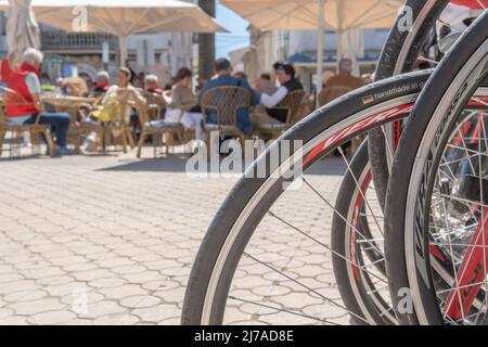 Primo piano di ruote per biciclette parcheggiate sulla terrazza di una caffetteria sull'isola di Maiorca, Spagna Foto Stock