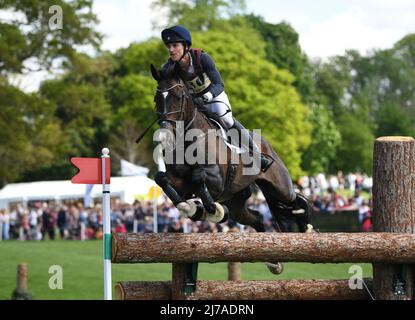 7th maggio 2022, Badminton Estate, Gloucestershire, Inghilterra; Mars Equestrian Badminton Horse Trials, giorno 4; Ariel Grald cavalcando LEAMORE MASTER PLAN durante il test cross country del giorno quattro dei 2022 Badminton Horse Trials Foto Stock