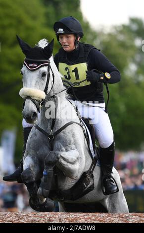 7th maggio 2022, Badminton Estate, Gloucestershire, Inghilterra; Mars Equestrian Badminton Horse Trials, giorno 4; Elizabeth Power Riding SOLADOUN durante la prova di cross country il giorno quattro dei 2022 Badminton Horse Trials Foto Stock