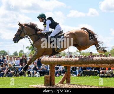 7th maggio 2022, Badminton Estate, Gloucestershire, Inghilterra; Mars Equestrian Badminton Horse Trials, giorno 4; Cathal Daniels in sella A BARRICHELLO durante il test cross country del giorno 4 delle 2022 prove a Cavallo Badminton Foto Stock