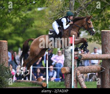 7th maggio 2022, Badminton Estate, Gloucestershire, Inghilterra; Mars Equestrian Badminton Horse Trials, giorno 4; Cathal Daniels in sella A BARRICHELLO durante il test cross country del giorno 4 delle 2022 prove a Cavallo Badminton Foto Stock