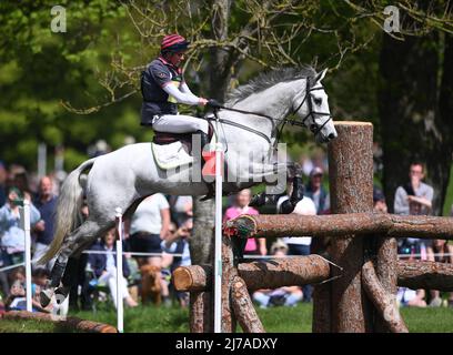 7th maggio 2022, Badminton Estate, Gloucestershire, Inghilterra; Mars Equestrian Badminton Horse Trials, giorno 4; Hector Payne Riding DYNASTY durante il test cross country il giorno quattro dei 2022 Badminton Horse Trials Foto Stock