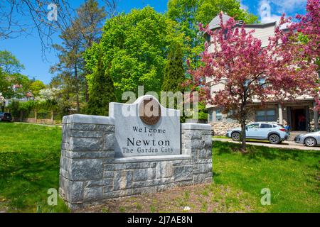 Benvenuto a Newton segno in primavera su Commonwealth Avenue a Chestnut Hill, città di Newton, Massachusetts ma, Stati Uniti. Foto Stock