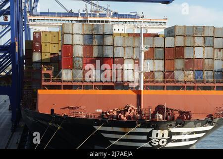 Prua con logo e stazione di ormeggio in avanti dell'enorme nave container completamente caricata della società MSC accanto al porto di Pireo, in Grecia. Foto Stock