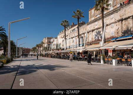 Caffè e ristoranti sulla Riva Promenade nella città di Spalato, Croazia Foto Stock