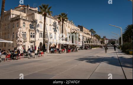 Caffè e ristoranti sulla Riva Promenade nella città di Spalato, Croazia Foto Stock