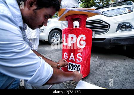 L'attivista del Centro di unità sociale dell'India (SUCI) ha visto prepararsi prima di una protesta contro il governo centrale per l'aumento dei prezzi delle bombole di gas di petrolio liquefatto (GPL) domestiche a Kolkata. L'aumento di prezzo della bombola di gas di cottura ha raggiunto RS 1026 in India che effettua la vita economica dei cittadini comuni. Foto Stock