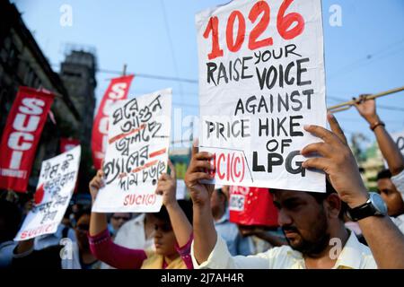 Attivisti del Centro di unità sociale dell'India (SUCI) che detengono cartelli durante una protesta contro il governo centrale per l'aumento dei prezzi delle bombole di gas di petrolio liquefatto (GPL) a Kolkata. L'aumento di prezzo della bombola di gas di cottura ha raggiunto RS 1026 in India che effettua la vita economica dei cittadini comuni. Foto Stock