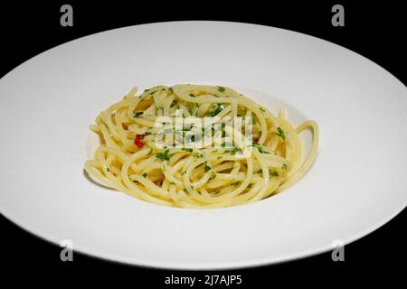 Gli spaghetti con aglio, olio d'oliva, prezzemolo e pepe rosso (spaghetti aglio olio e peperoncino); è un piatto tradizionale italiano. Foto Stock