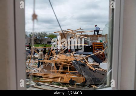 Andover, Stati Uniti d'America. 29 aprile 2022. Gli aerei della forza aerea degli Stati Uniti lavorano insieme ai residenti per ripulire le case danneggiate dopo un EF-3 tornado, 29 aprile 2022, ad Andover, Kansas. Il tornado ha danneggiato centinaia di edifici nel sobborgo di Wichita. Credit: Airman Brenden Beezley/U.S. Air Force Photo/Alamy Live News Foto Stock