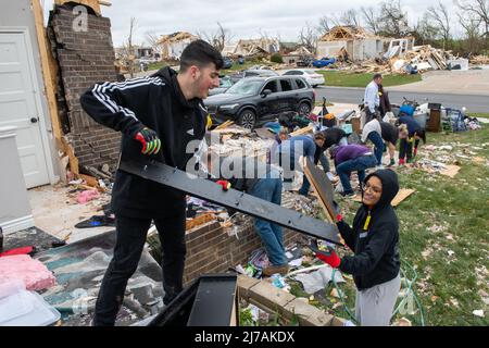 Andover, Stati Uniti d'America. 29 aprile 2022. Gli aerei della forza aerea degli Stati Uniti lavorano insieme ai residenti per ripulire le case danneggiate dopo un EF-3 tornado, 29 aprile 2022, ad Andover, Kansas. Il tornado ha danneggiato centinaia di edifici nel sobborgo di Wichita. Credito: SSgt. Adam Goodly/U.S. Air Force Photo/Alamy Live News Foto Stock