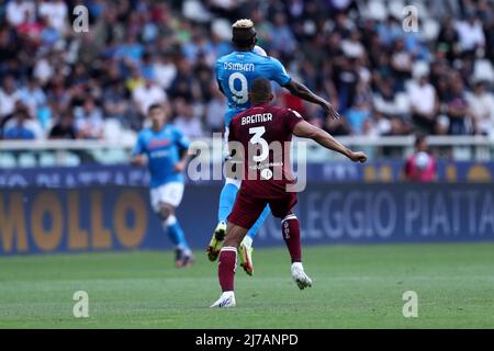 Victor Osimhen della SSC Napoli e Gleison Bremer del Torino FC combattono per la palla durante la Serie A match tra Torino FC e SSC Napoli allo Stadio Olimpico il 7 maggio 2022 a Torino. Foto Stock