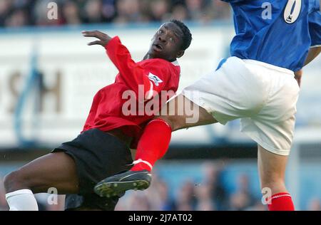 PORTSMOUTH V MAN UTD 30-10-04 LOUIS SAHA PIC MIKE WALKER, 2004 Foto Stock